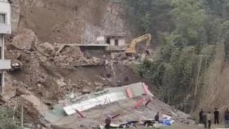 云南镇雄山体滑坡致房屋被毁3人被埋，其中2人遇难1人送医
