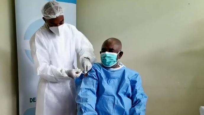 科摩罗总统阿扎利接种中国国药新冠疫苗