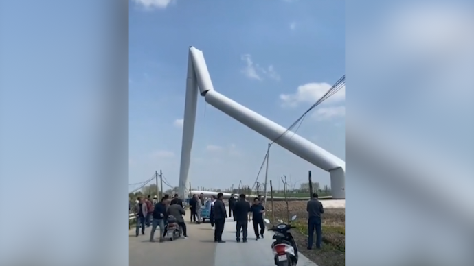 扬州高邮一座百米高风力发电机倒塌，断成几节
