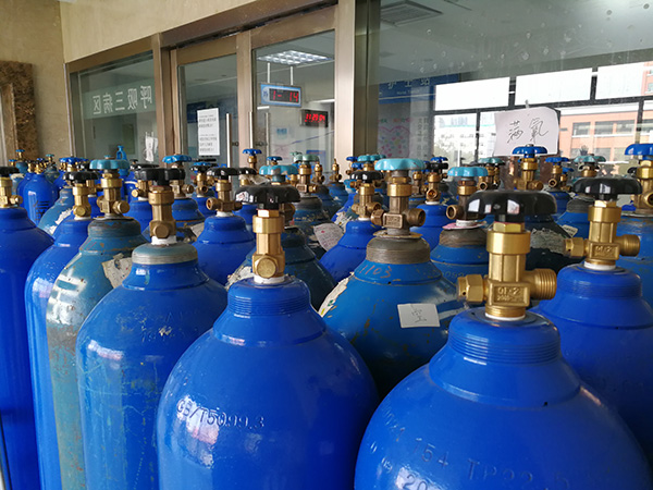 堆在病房门口的氧气瓶.受访者供图