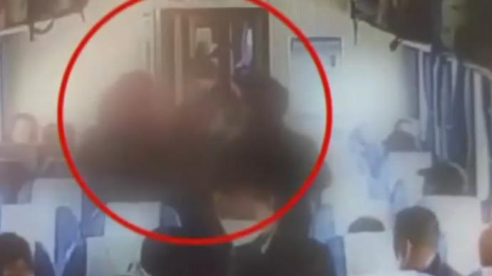男子列车上刷视频声音太大，乘客觉得被打扰与其互殴
