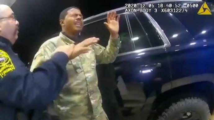 非裔美国军人遭警察喷胡椒喷雾：为国效力，为何遭如此对待？