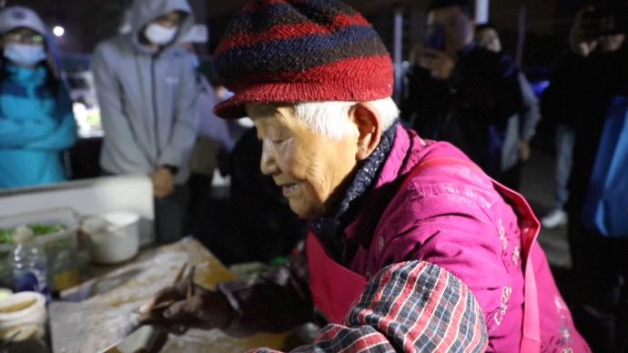 郑州“96岁摆摊奶奶”走红，多名主播到其摊位拍摄