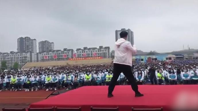 四川一教育局局长为高三学生跳霹雳舞：服务学生为他们解压