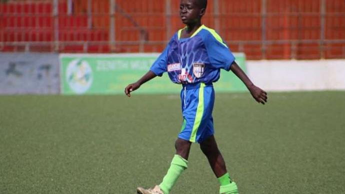 非洲11岁男孩踢上职业比赛，粉丝呼吁保护好他