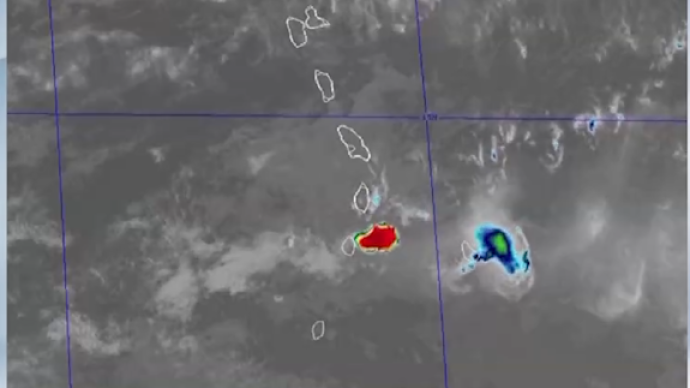 卫星视角看加勒比海岛火山喷发，火山灰冲上万米高空