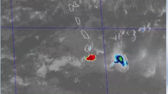 卫星视角看加勒比海岛火山喷发，火山灰冲上万米高空