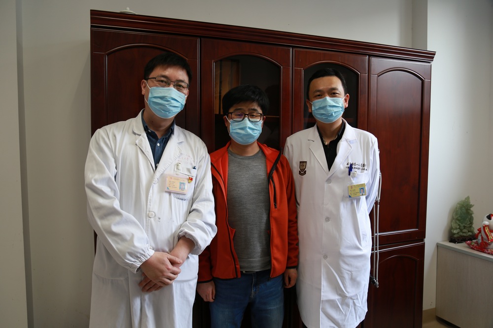 4月8日上午，唐益来到上海市第一人民医院心外科复查，并与心外科医生肖亦敏（右一）、杨迪成（左一）合影。 胡杨 图