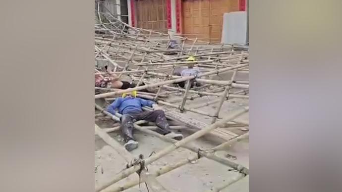 贺州一民房施工脚手架倒塌，4名工人受伤