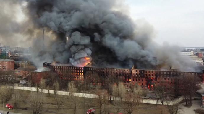 漫天浓烟！俄圣彼得堡一座180年历史建筑被烧毁