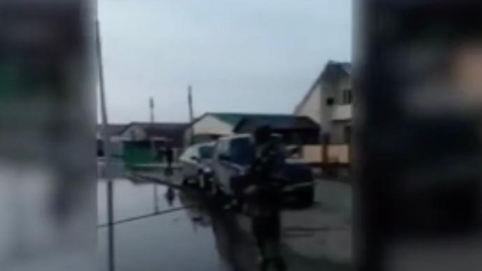 俄罗斯数名男子在被淹街道中“钓鱼”，疑似摆拍