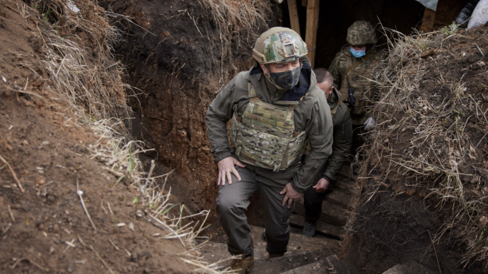 乌东部顿巴斯地区局势恶化，泽连斯基穿防弹衣赴前线视察