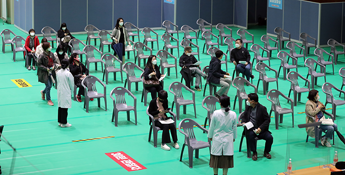 当地时间2021年4月12日,韩国光州,特殊教育教职员工在光州北区预防接种中心接种新冠疫苗。人民视觉 图