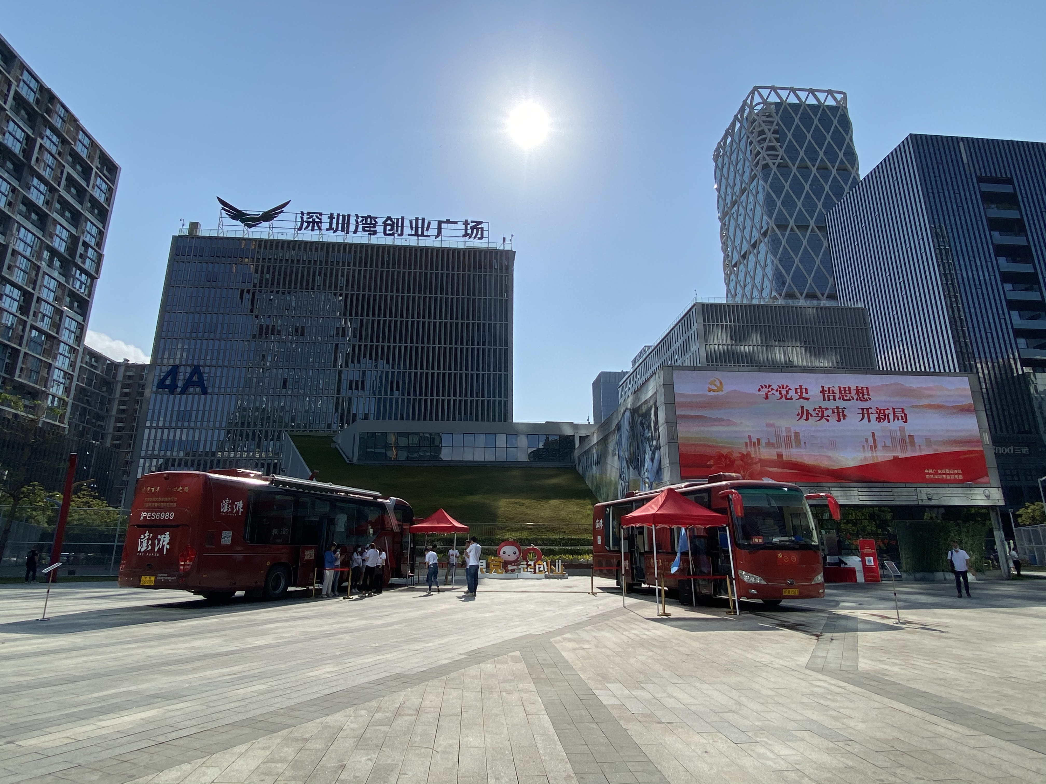 4月14日,澎湃新闻组建的全媒体巡展大巴驶入深圳湾创业广场.