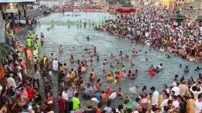 命都不要了？印度超200万人聚集恒河沐浴
