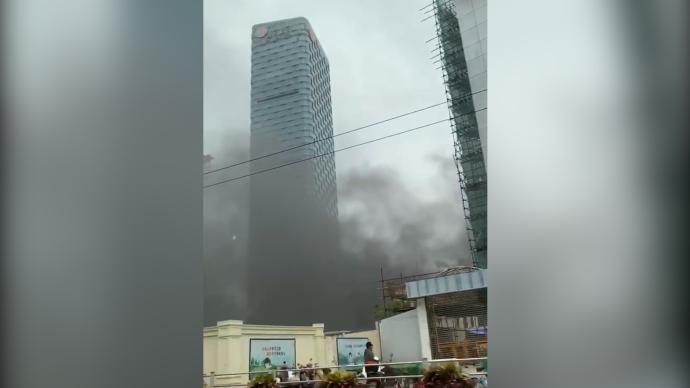 黑煙滾滾，上海市中心一工程工地起火，消防10分鐘撲滅