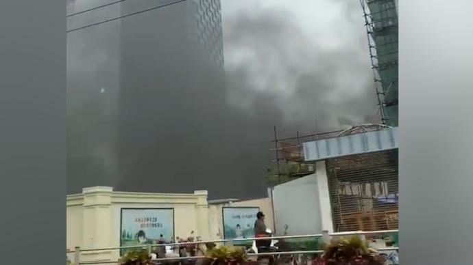 黑烟滚滚，上海市中心一工程工地起火，消防10分钟扑灭