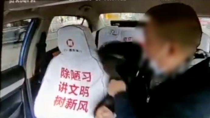 女乘客与出租车司机起口角，遭辱骂揪头发拉下车