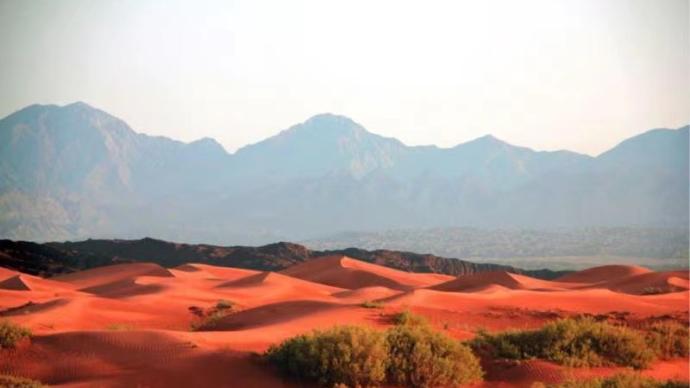 航拍新疆阿克苏红色沙漠，如晚霞般迷人