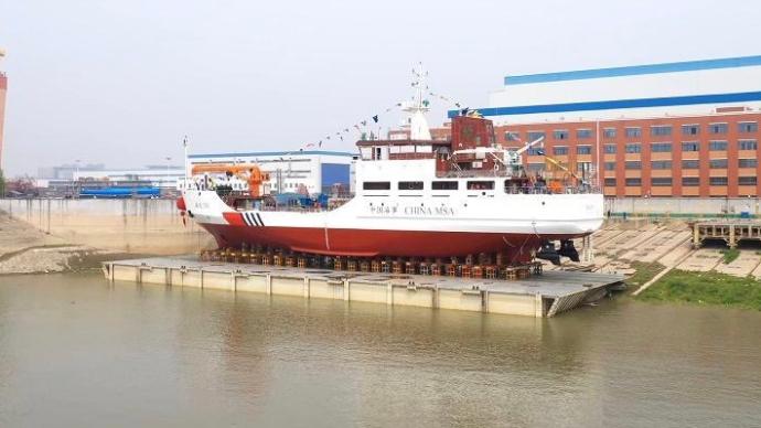 我国首艘具有破冰功能大型航标船“海巡156”轮在武汉下水