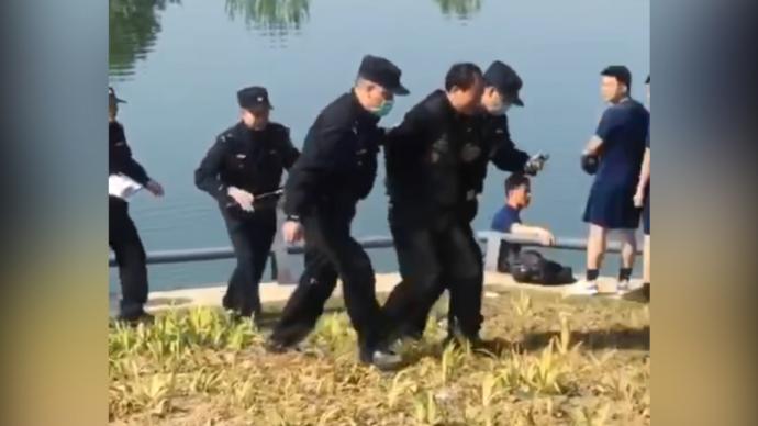 小伙遇抢手机逃跑男子被推入江中身亡，家属称是“见义勇为”