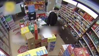 男子在无人超市盗窃，店主监控发现后远程反锁店门报警