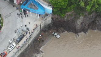 台州一货车突然失控越过堤坝坠入沙滩，车上2人死亡