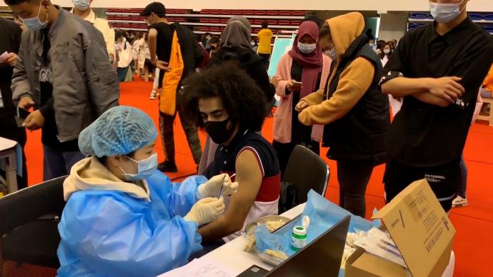高校师生接种新冠疫苗，也门留学生点赞中国