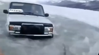俄罗斯一司机“穿越冰河”险被困