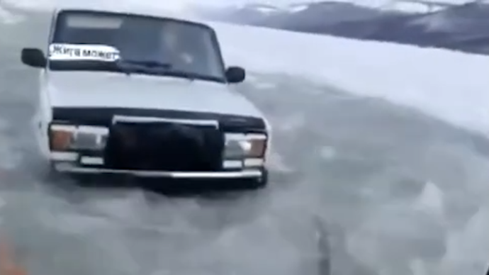 俄罗斯一司机“穿越冰河”险被困