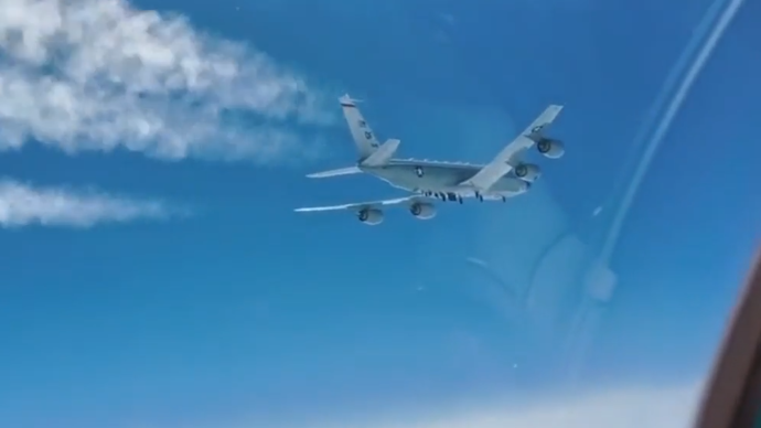 俄罗斯米格-31战机在太平洋上空伴飞美国侦察机