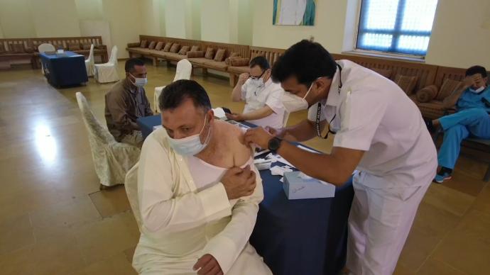 科威特派遣接种机动小组，为全国商业机构工作人员接种疫苗