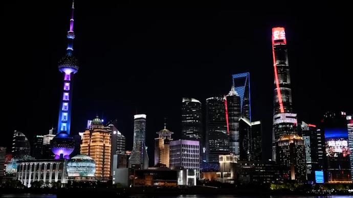 上海中心大厦等地标“亮灯”，迎接第六个全民国家安全教育日