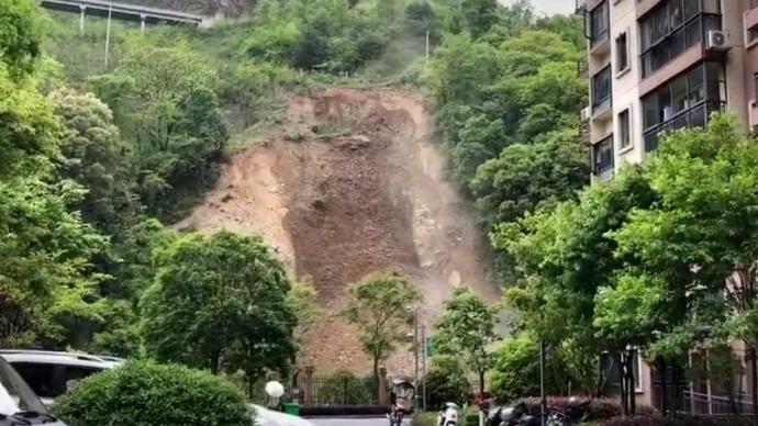 宜昌一小区旁发生山体滑坡，道路及居民楼未受影响