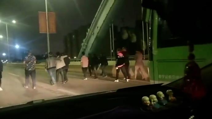 警方通报“十余人大桥上并排行走”：因工程款纠纷