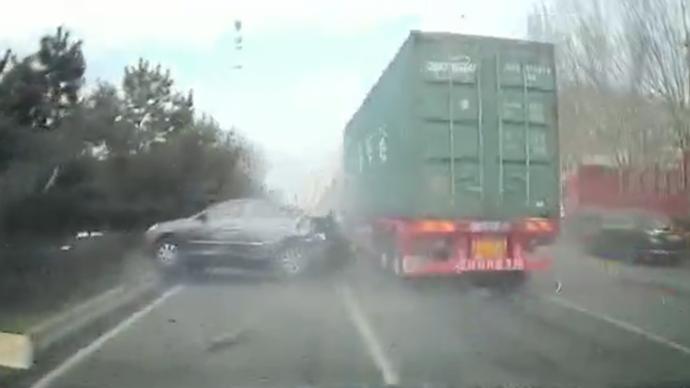 哈尔滨一大货车连撞21车致3人受伤，现场长达1.5公里