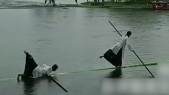 少女穿傳統(tǒng)服飾展示獨竹漂，網(wǎng)友：看來會輕功的秘密藏不住了