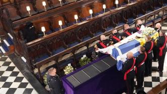 英媒：菲利普亲王的葬礼上，女王眼泛泪光告别丈夫
