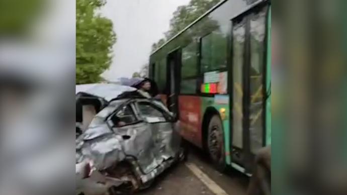 长沙一小型轿车与公交车相撞，致4死2伤