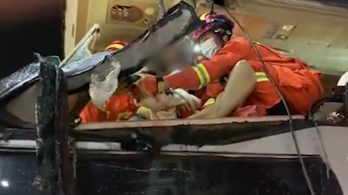 大巴撞上限高桿,救援人員安慰傷者“別怕有我們在”