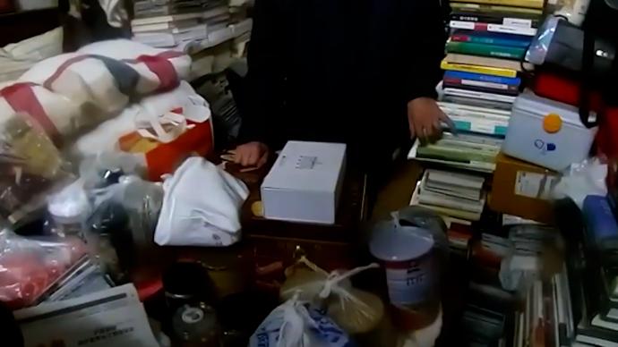 上海一独居老人在家中手机丢了，民警助其“书海拾遗”