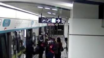 杭州一孕妇地铁内突然晕倒，路过民警上前施救