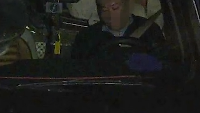 司機高速上困到閉眼,車輛失控撞向護欄