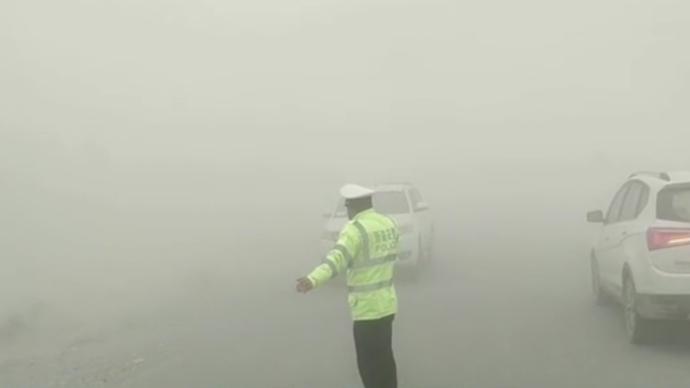 新疆乌恰沙尘暴，交警帮女司机代驾离开风沙区