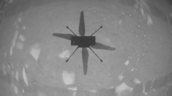 人类在火星实现地外直升机首飞：旋翼叶片每分钟2500转