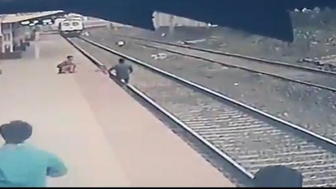 印度儿童掉落铁轨险遭火车碾压，工作人员冲刺营救