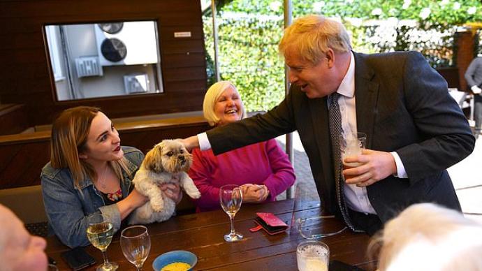 英國首相約翰遜外出光顧酒吧:敬第二階段解封