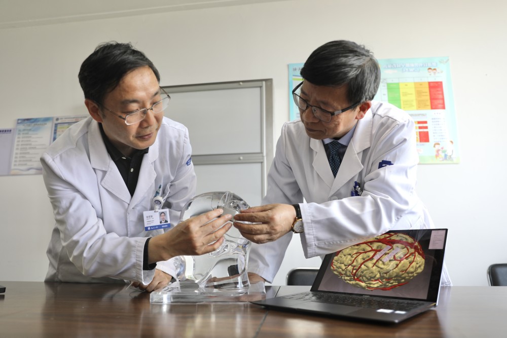 浙江大学脑机接口临床转化研究团队负责人张建民（右）和朱君明（左）。  本文图均为 新华社 图