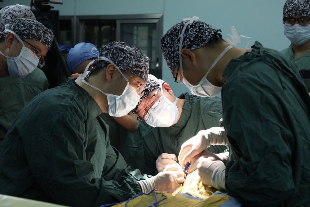 3月18日，浙大二院神经外科手术团队给首位患者做手术。