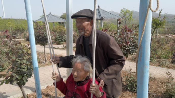爱情的模样九旬老两口牵手散步荡秋千